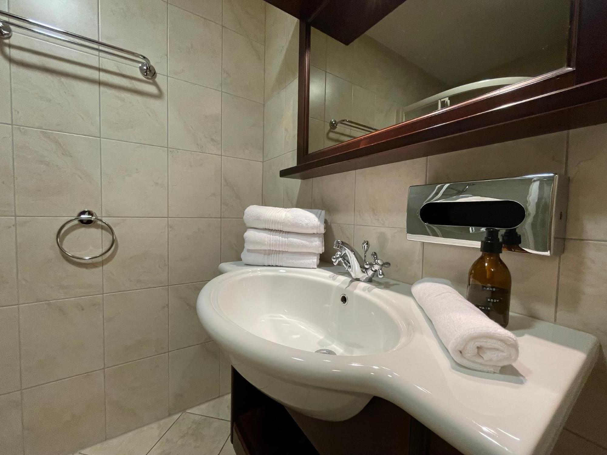 International House Zw 3 *